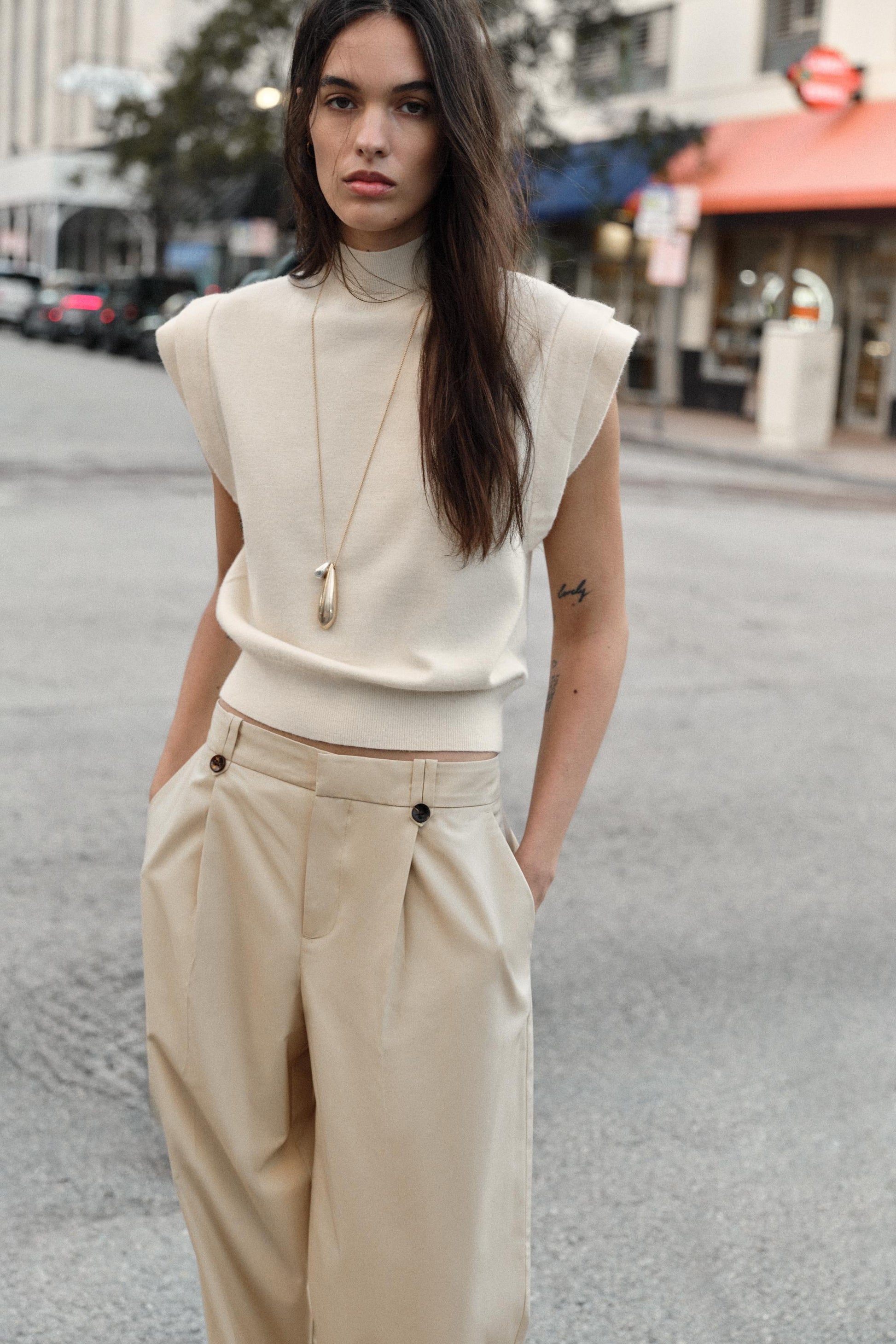 #FFF5E3, Écru moyen