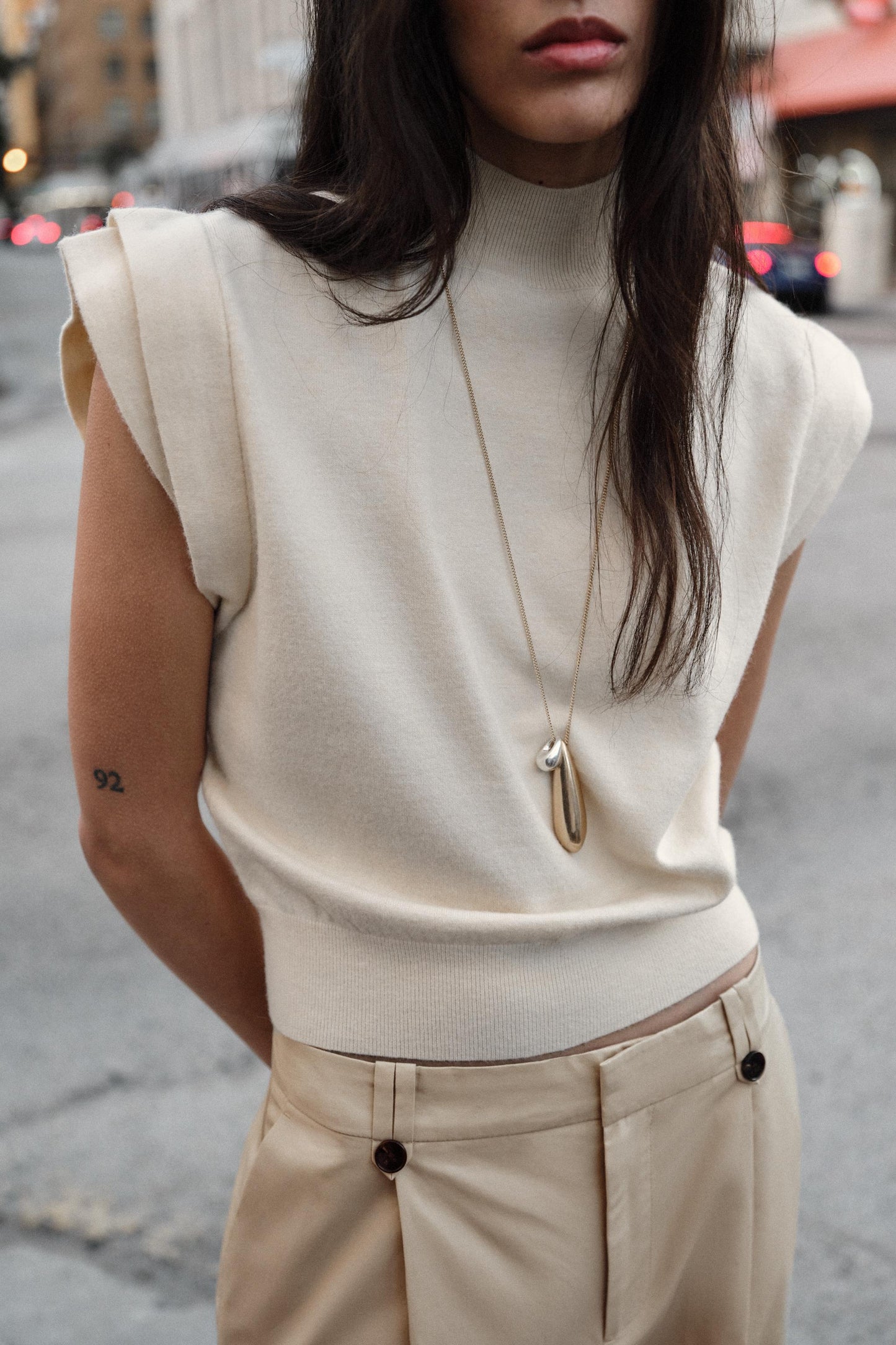 #FFF5E3, Écru moyen