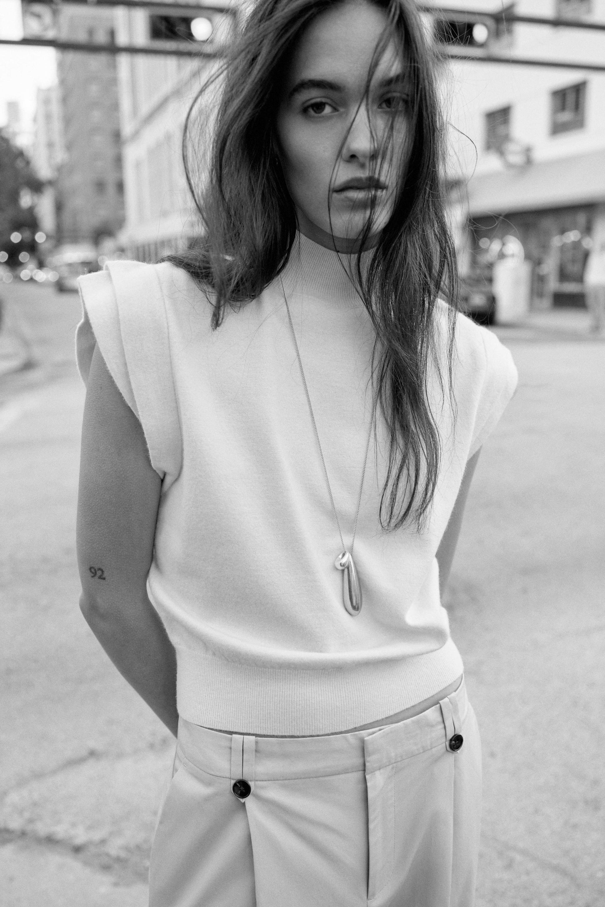 #FFF5E3, Écru moyen