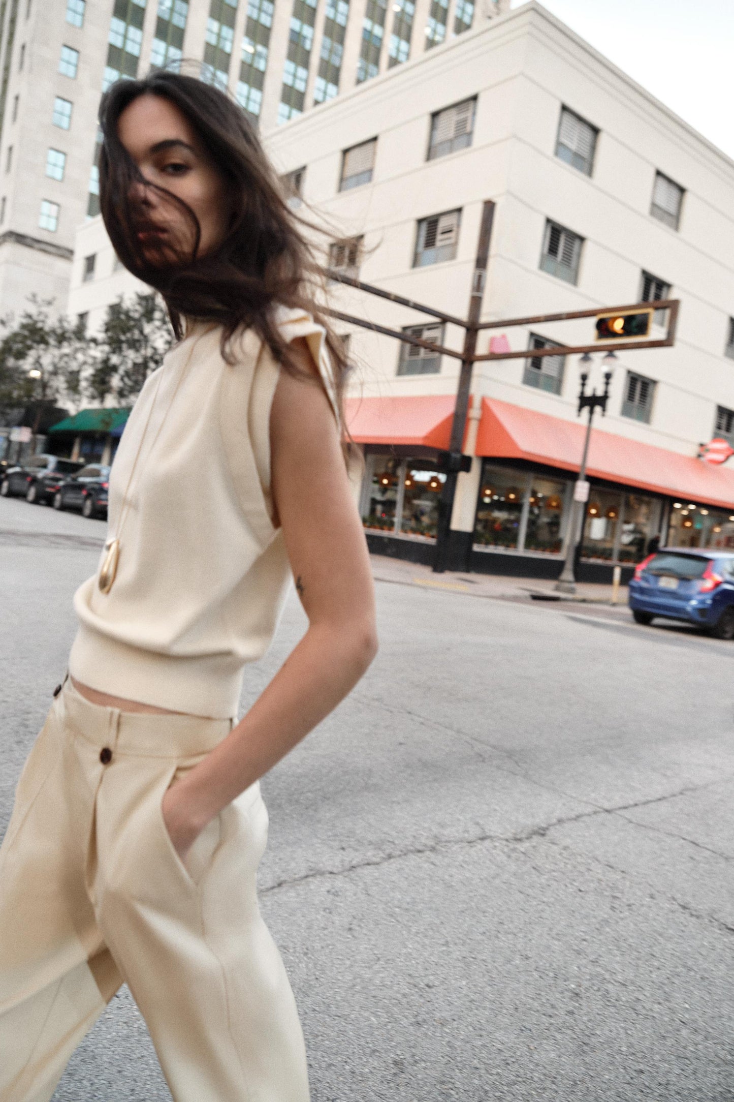 #FFF5E3, Écru moyen