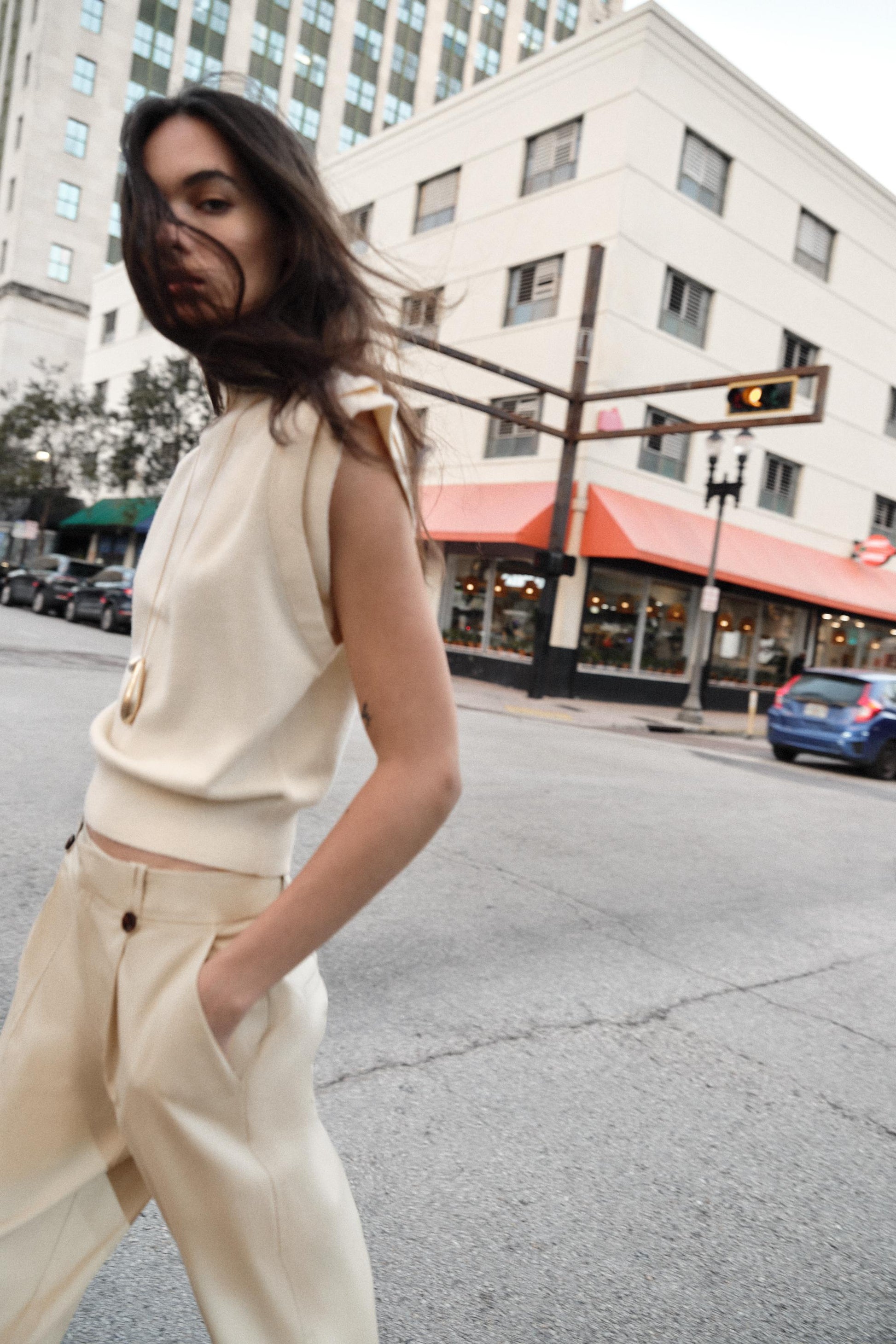 #FFF5E3, Écru moyen