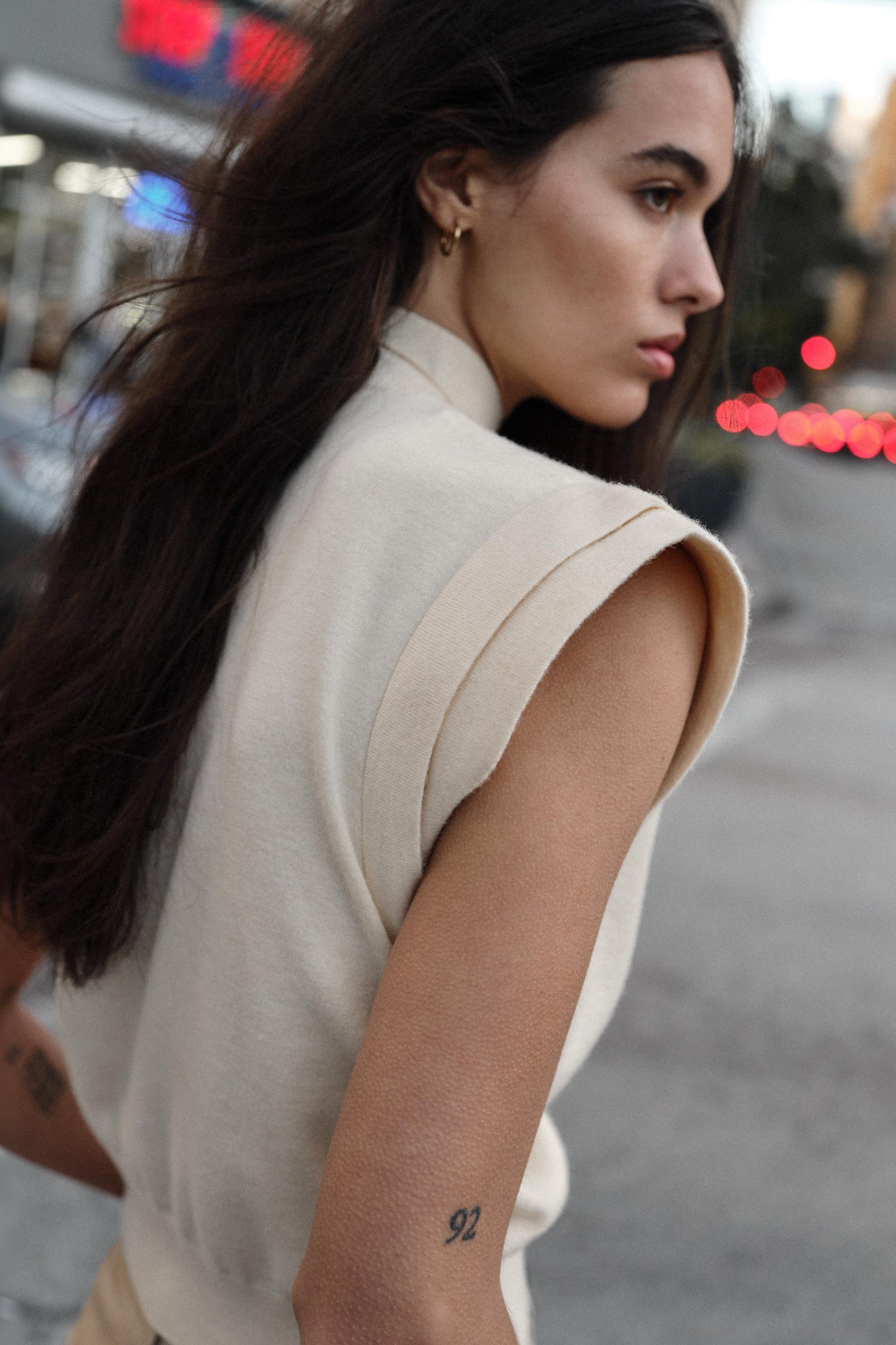 #FFF5E3, Écru moyen