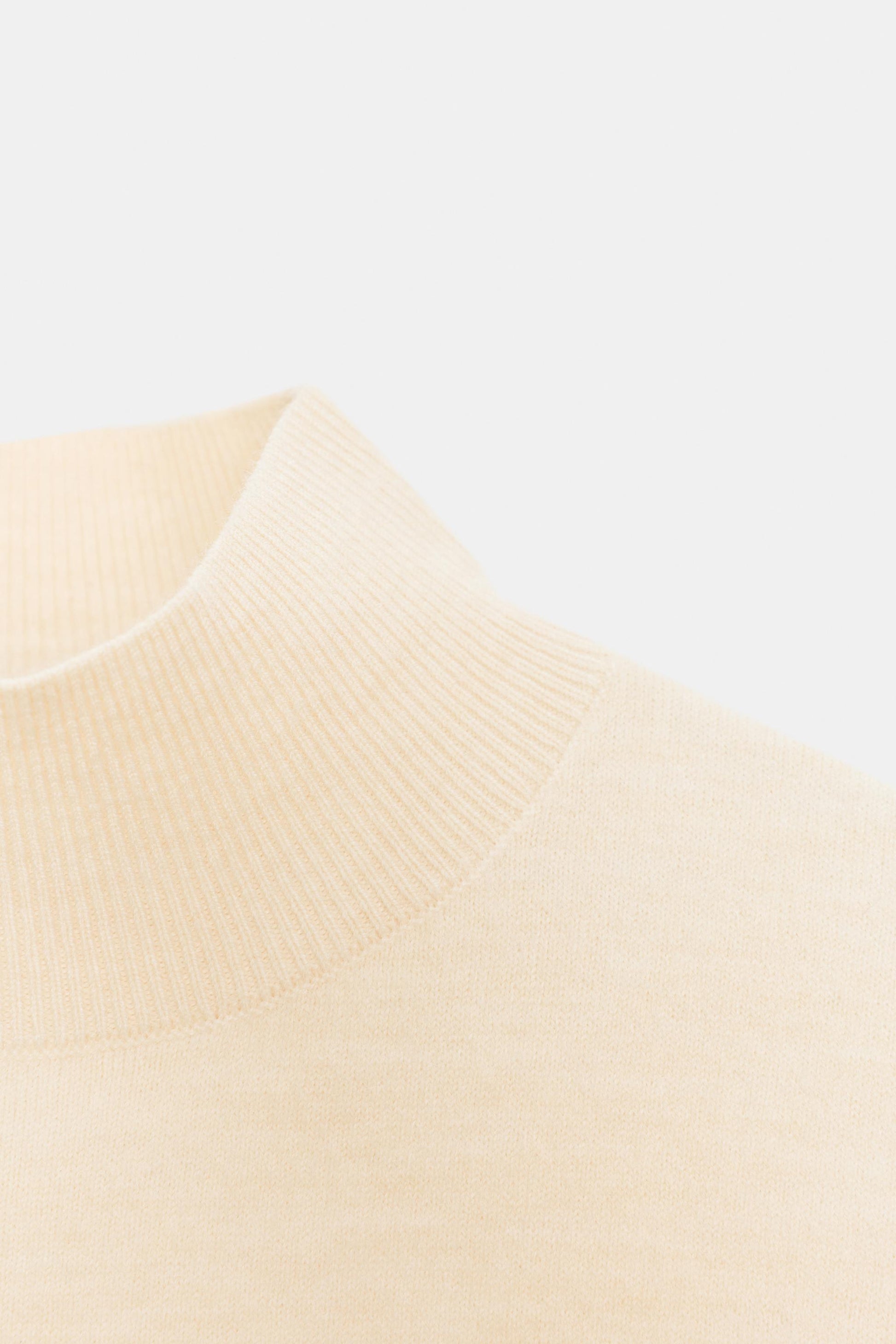 #FFF5E3, Écru moyen